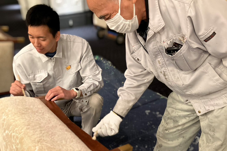 椅子のメンテナンス作業の様子