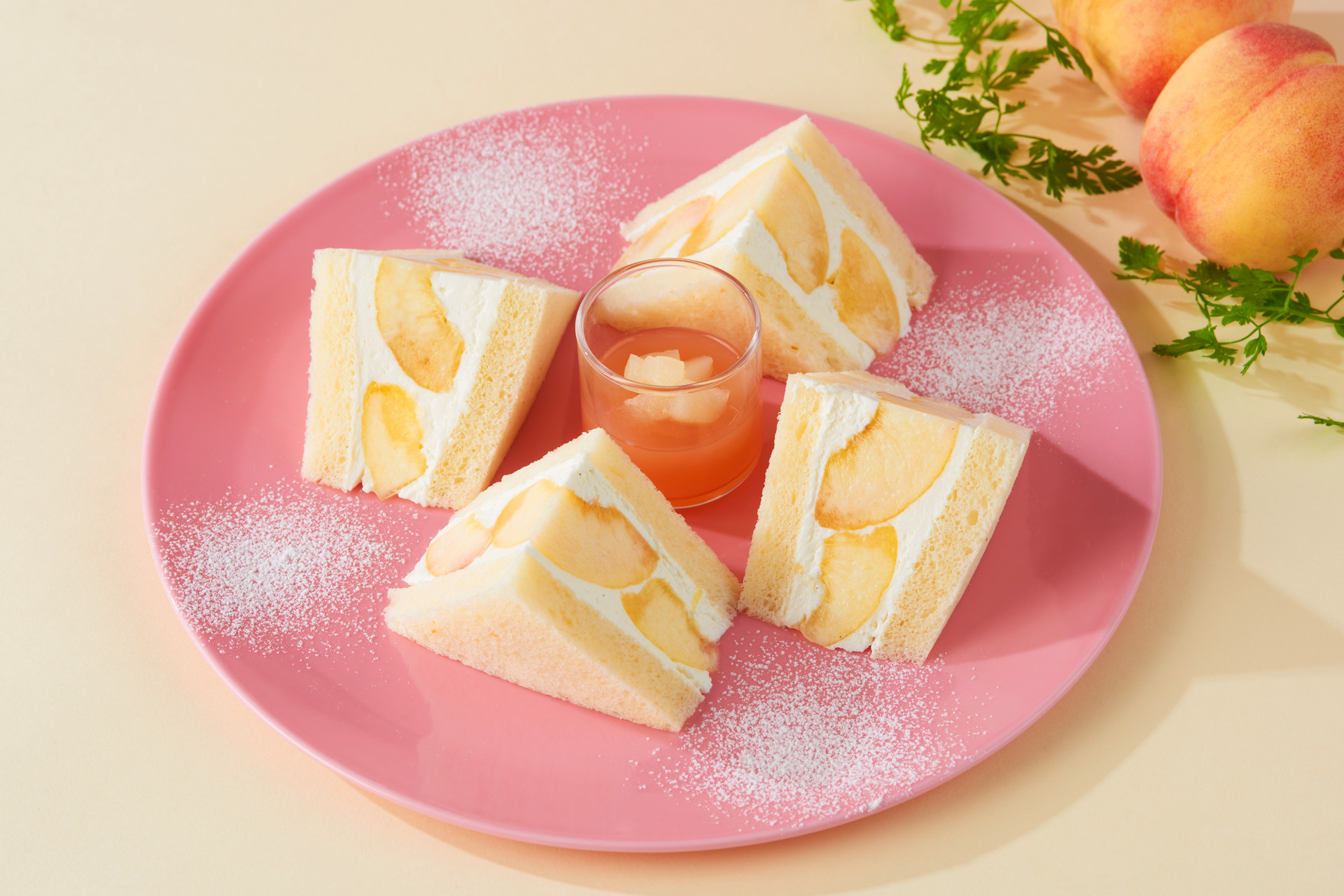 まるごと桃のフルーツサンドウィッチ"