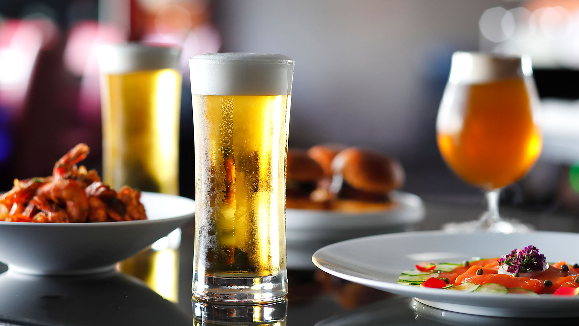 ビールと料理の写真