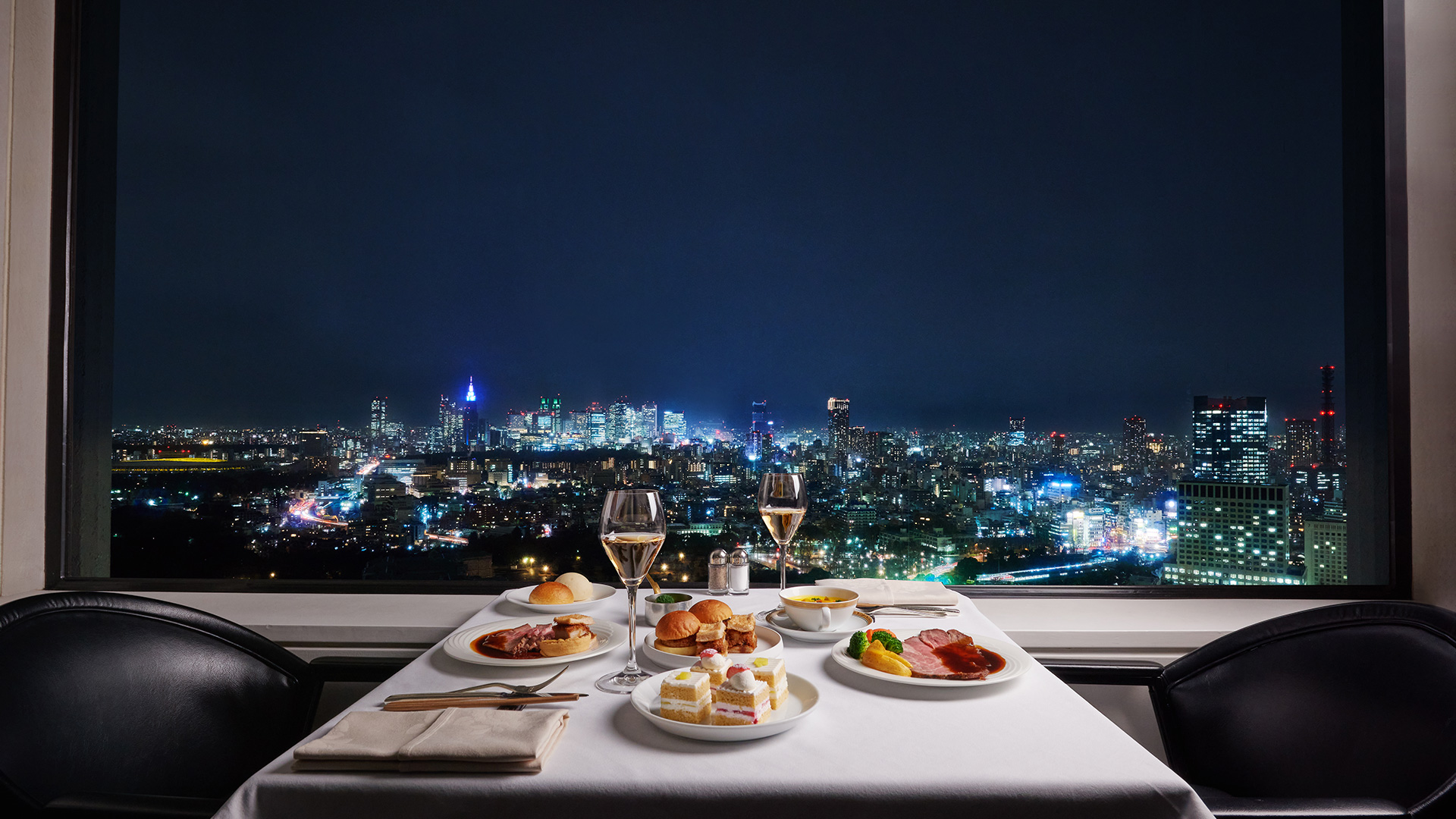 テーブルにセッティングされた料理写真