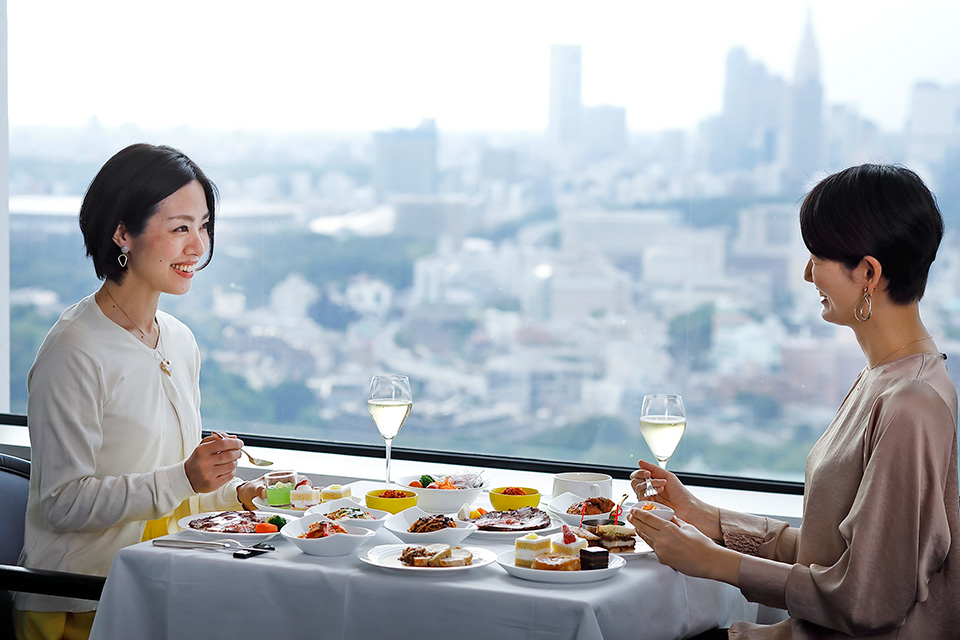 レストランで食事している写真